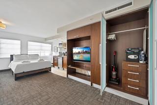 Ocean Drive Apt with Balcony & Rooftop Pool - 8