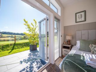 Stylish 3-Bed Lodge with Golf & Spa Access - 3