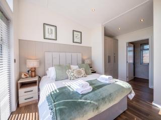 Stylish 3-Bed Lodge with Golf & Spa Access - 5