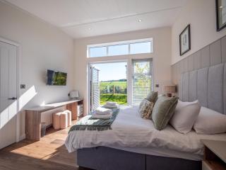 Stylish 3-Bed Lodge with Golf & Spa Access - 2