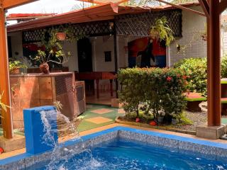 Villas Ela en Bahía Ballena,Uvita Hermosas habitaciones privadas grandes, piscina, cocina, jacuzzi, aire acondicionado, tv y baño privado - Uvita - 4