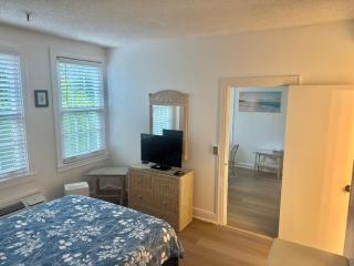 TROPICAL Palm Beach NEW SUITE 3 Beds 2 BEDRS &2BATHROOMS ENSUITE BEACH 5 MINOutdoorPOOL Garden - 3