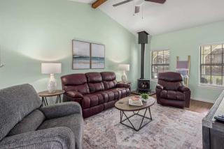 4BR Game-Day Retreat - Foosball & Fire Pit - 4