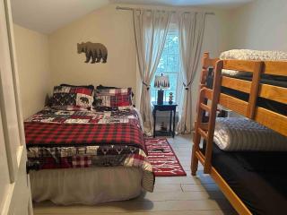 4 bedroom house with hot tub - 4