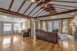 4 bedroom house with hot tub - 1