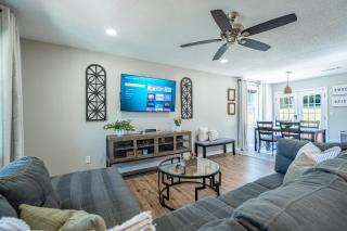 Pet-Friendly 3BR 2BA Quiet Comfort Near Nature - 0