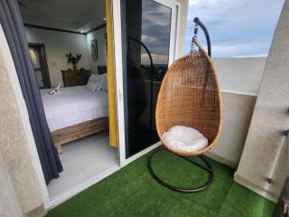 Modern Kingston Condo with Rooftop Pool and View - 5