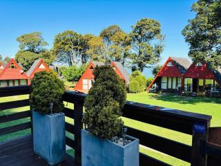 Kingsdowns Top Family Chalet, stunning and cosy interiors, indoor heated pool, mini golf, tennis court, BBQ and beach! - 5