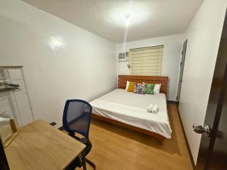 2-Bedroom Condo in Imus Cavite with UNLI WIFI, 50" TV, Netflix, Family Computer, Pool - 8