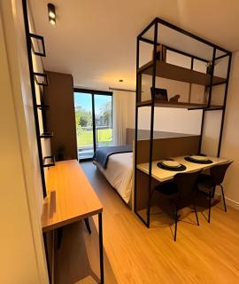 Suíte Luxo com Varanda & Vinho | Batel Premium - 1