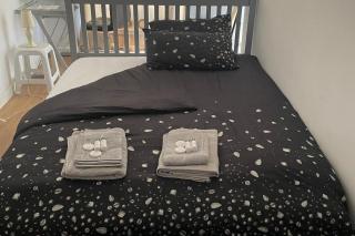 Shared Apartment Sleeps 2 - Parking On Site - 9