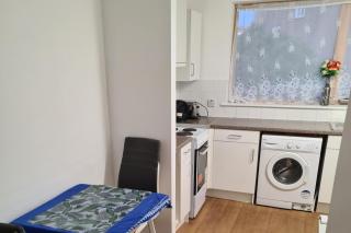 Shared Apartment Sleeps 2 - Parking On Site - 7