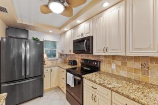 The Twins Hideaway at Sun Plaza West - 6