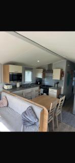 Stylish 3 Bedroom caravan near the Beach - 9