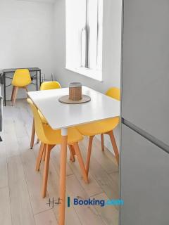 City Centre 2 Bedroom Flat With NETFLIX, Games, Wi-Fi , Parking By Hush Haven Homes Short Lets and Serviced Accommodation - 2