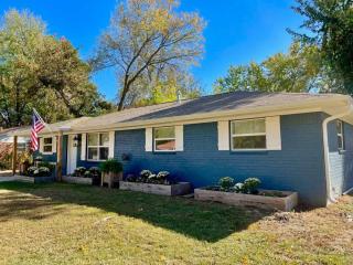 Luxurious 4BR Oasis - Unwind in a Biking Paradise - 1