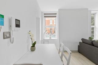 Perfectly Located 2BR Apartment in Balham - 9