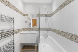 Perfectly Located 2BR Apartment in Balham - 4