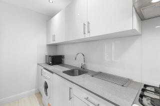 Perfectly Located 2BR Apartment in Balham - 3