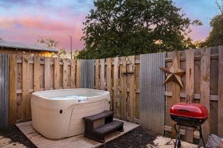 Texas Saw Mill Cabin - Hot Tub & 10 Mins to Main St - 8