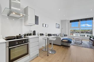 Modern 1BR Above Train to Kings Cross - 4