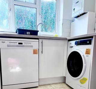 Spacious 4BR Duplex 12min to London Bridge with Parking & Garden - 2