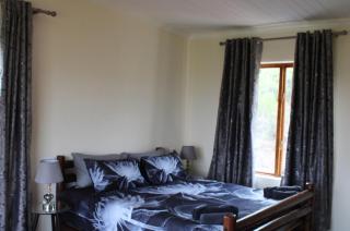 Oppiberg Cottage with River View - 7