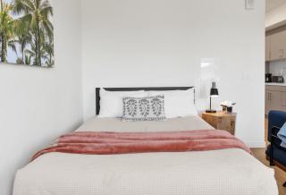 Bright Studio on Sunset Blvd Pool, Parking, Gym - 9