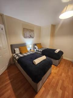 Comfy 3-Bed House - Sleeps 6 & Free Parking - 0