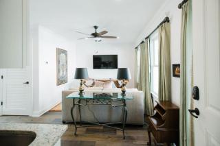 Lady Liberty Carriage House by Lucky Savannah - 9