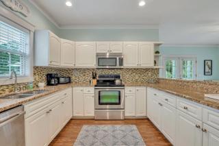 Thunderbolt Bungalow by Lucky Savannah - 3