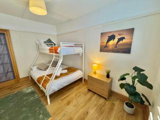 Spacious Three Bedroom in Bournemouth - 5 Mins Walk to Beach - Free Parking - 6