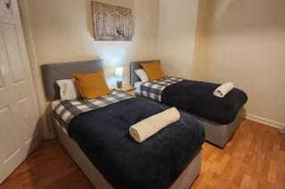 Comfy 3-Bed House - Sleeps 6 & Free Parking - 9