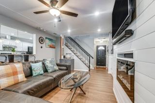 Centrally Located Raleigh Townhome with Pool Access - 9