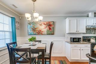 Centrally Located Raleigh Townhome with Pool Access - 6