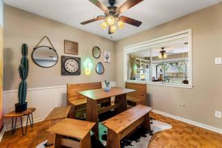 Pet-Friendly Aggie Village - Fire Pit Games and walk to Texas AnM - 1