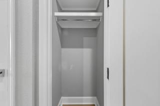 Skyline VIEWS, 5 mins to Downtown, Free Parking - 1