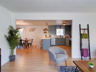 Cozy Riverside Cottage Fully Updated Quiet 3 beds - 8