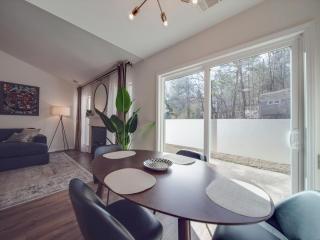 Fully Updated Cozy 3 BR Ranch Escape -WWC- Airport - 3