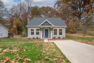 Charming 3BR Belmont Bungalow - 4