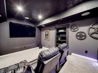 5BR Farmhouse Lake Retreat Pool Hot Tub Theater - 9