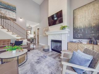5BR Farmhouse Lake Retreat Pool Hot Tub Theater - 5