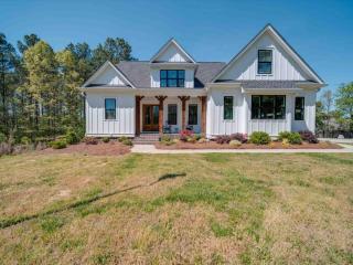 5BR Farmhouse Lake Retreat Pool Hot Tub Theater - 2
