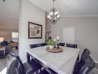 Cozy 3BR Bungalow - City Views - Firepit -Football - 8