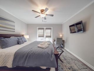 Cozy 3BR Bungalow - City Views - Firepit -Football - 7