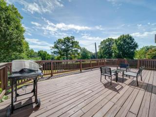 Cozy 3BR Bungalow - City Views - Firepit -Football - 6