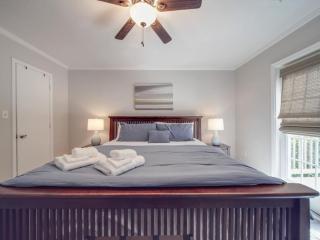 Cozy 3BR Bungalow - City Views - Firepit -Football - 2