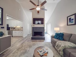 Cozy 3BR Bungalow - City Views - Firepit -Football - 1