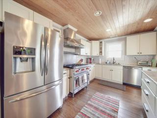 Chateau Merlot Lakefront Retreat USNWC Boat Rental - 6