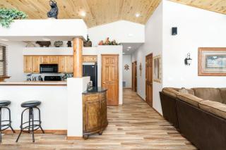The Bear Cub Cabin Deck, BBQ and Indoor Fireplace - 4